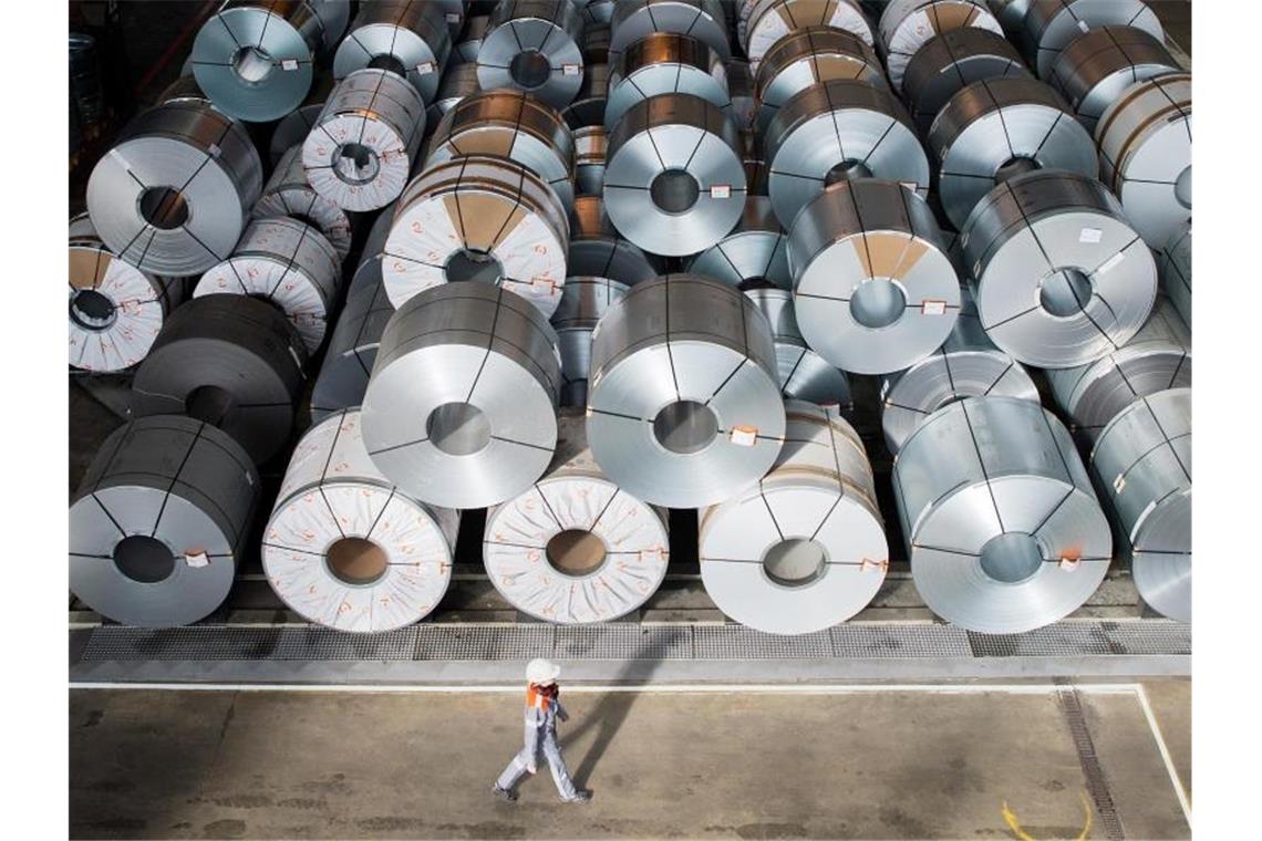 Streit um Strafzölle: EU und USA schließen Deal Sogenannten Stahlcoils auf dem Gelände eines deutschen Industriekonzerns. Foto: Julian Stratenschulte/dpa