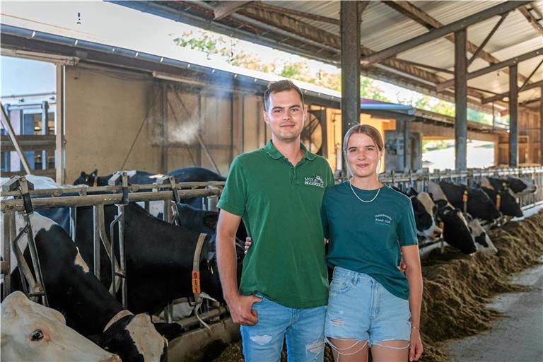 Sohn Levin (23) und Tochter Sarah Klenk (15) packen schon viele Jahre im elterlichen Betrieb in Murrhardt-Mettelberg mit an. Sie kümmern sich auch die Milchkühe. Foto: Stefan Bossow
