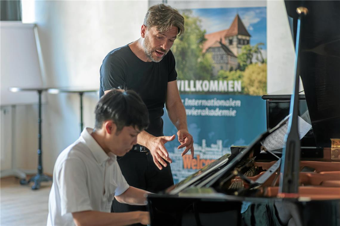 Internationaler Klaviernachwuchs zu Gast in Murrhardt Sohta Miura nimmt bei der IKAM Unterricht bei Markus Groh, einem der führenden deutschen Pianisten. Fotos: Stefan Bossow