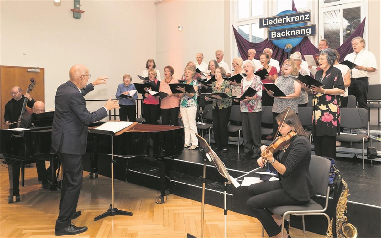 Soiree des Liederkranzes im Foyer des Bürgerhauses: Der Chor unter Leitung von Joachim Göller präsentierte europäische Volkslieder, Evergreens und Schlager unter dem Motto „Musik erfüllt die Welt“. Foto: J. Fiedler