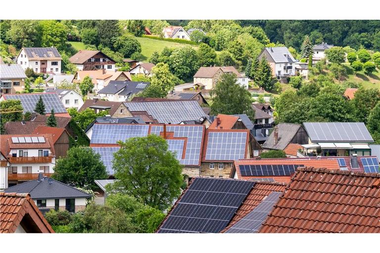 Solaranlagen auf Dächern, Gebäuden und an Fassaden machen den Großteil der installierten Leistung aus. (Archivbild)