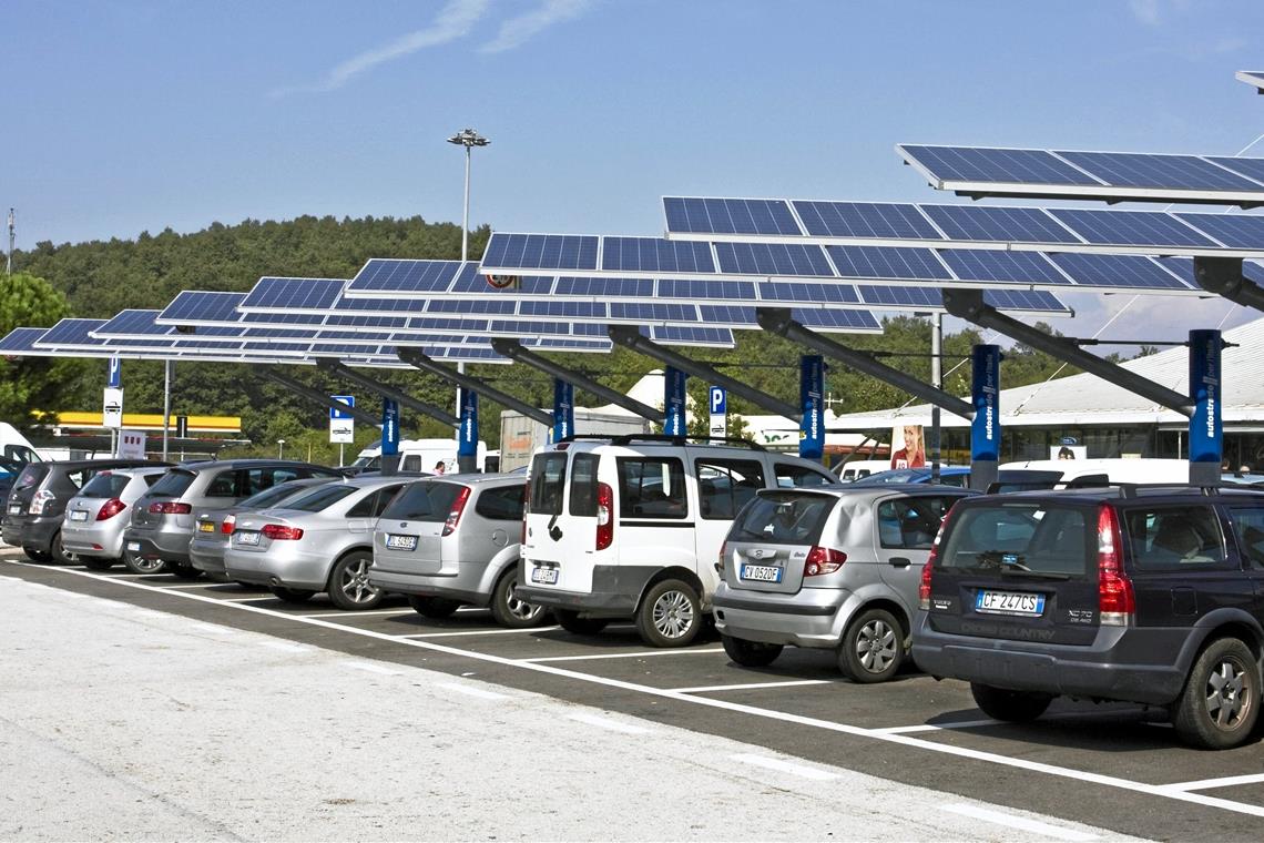 Solaranlagen auf öffentlichen Parkplätzen wie hier in Italien kann sich Oberbürgermeister Maximilian Friedrich auch in Backnang vorstellen. Foto: Imago
