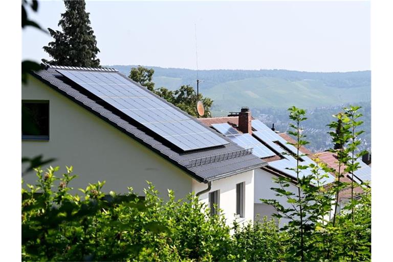 Solaranlagen sind auf Dächern von Wohnhäusern angebracht. Foto: Bernd Weißbrod/dpa