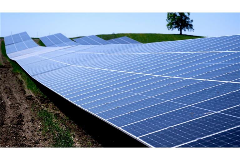 Solarparks wie dieser in der Nähe der Autobahn 95 in Bayern machen knapp ein Drittel der in Deutschland installierten Leistung aus. (Archivbild)