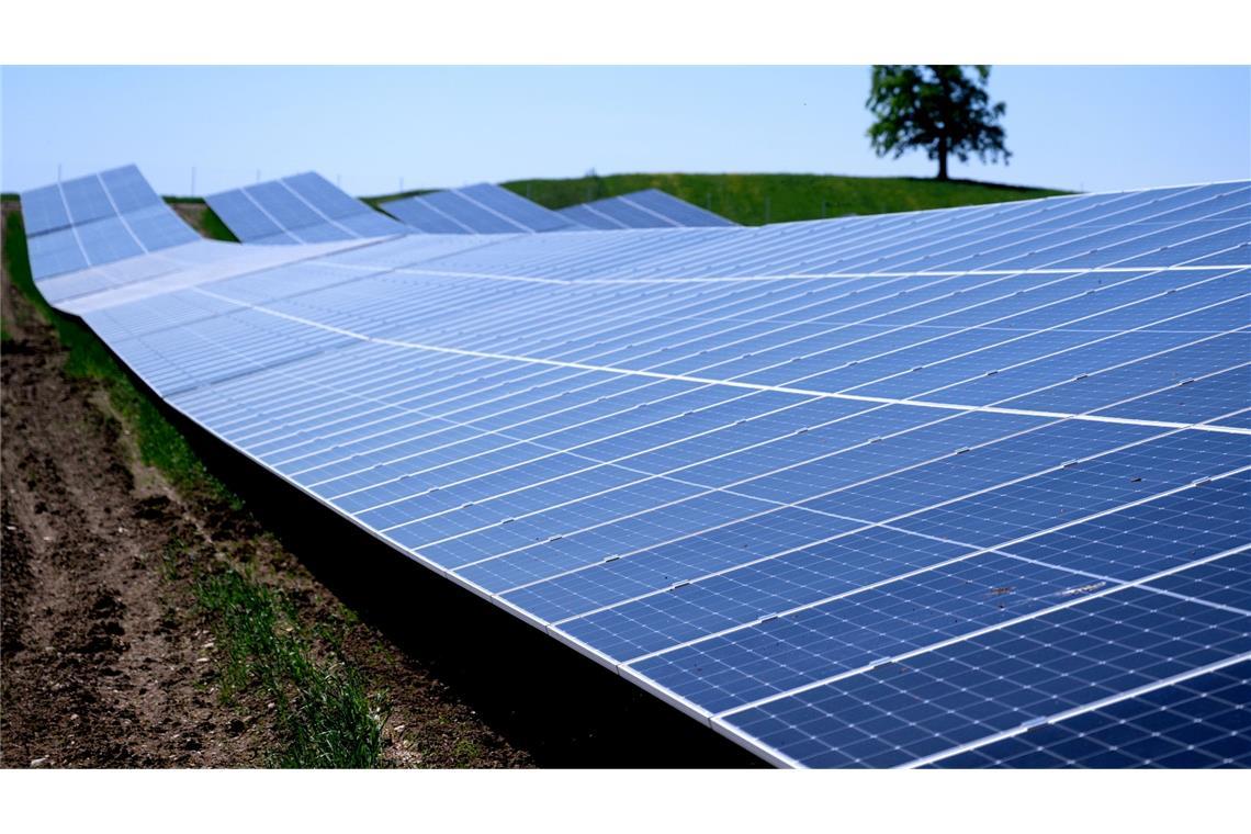 Solar-Ausbau bis 2030: Die Hälfte ist geschafft Solarparks wie dieser in der Nähe der Autobahn 95 in Bayern machen knapp ein Drittel der in Deutschland installierten Leistung aus. (Archivbild)