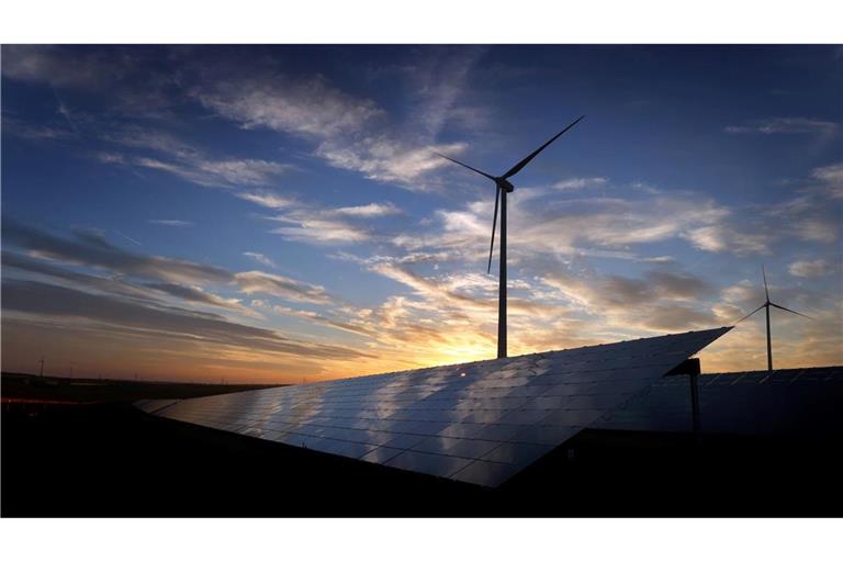 Solarstrom legt in Deutschland weiter zu - die Stromerzeugung von Windrädern ging zurück.