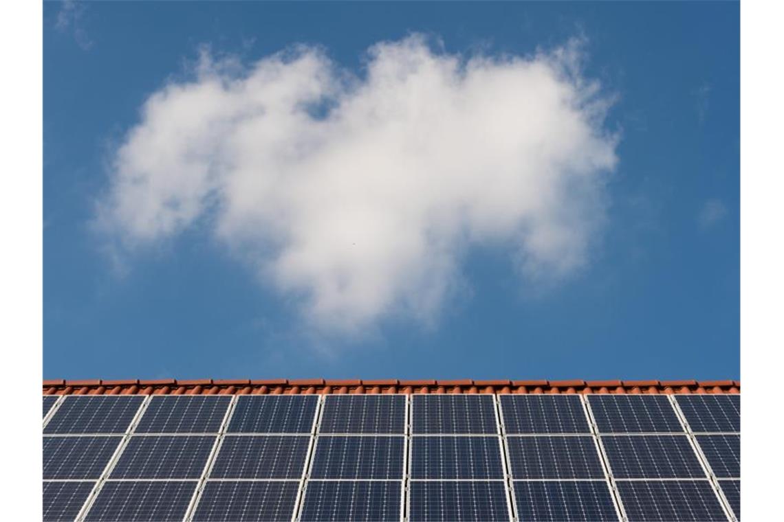 Solarzellen auf einem Ziegeldach. Das Klimapaket der Bundesregierung steht, doch in den Ländern gibt es dafür viel Kritik. Foto: Sebastian Gollnow