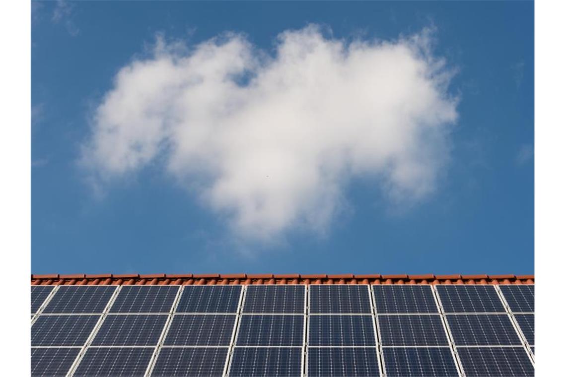 Solarwirtschaft läuft Sturm gegen geplante EEG-Reform Solarzellen auf einem Ziegeldach. Foto: Sebastian Gollnow/dpa