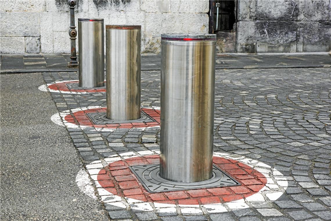 Poller sollen Linksabbiegen verhindern Solch elektrisch versenkbare Poller möchte die Stadt für die Grabenstraße anschaffen. Sie funktionieren inzwischen auch bei Minusgraden. Nähern sich Linienbusse oder Rettungsfahrzeuge, senken sich die Poller ab. Foto: Adobe Stock/steuccio79