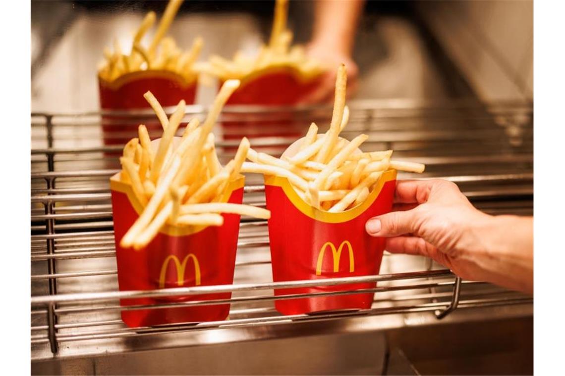 Solch große Portionen Pommes sind bei McDonald's in Japan momentan nicht zu bekommen. Foto: Matthias Balk/dpa