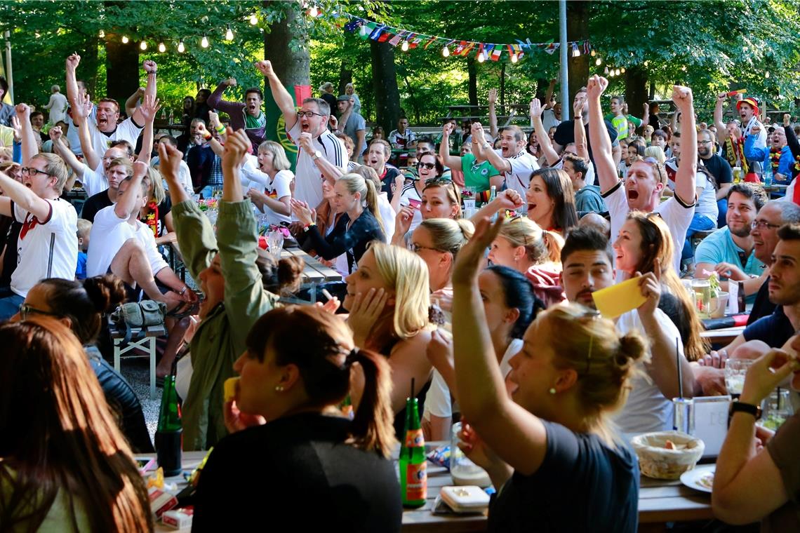 Solche Bilder, wie sie 2014 beim Public Viewing im Waldheim entstanden sind, wird es in diesem Jahr eher nicht geben. Zum einen, weil die Jahreszeit den Aufenthalt im Biergarten eher ungemütlich macht, zum anderen, weil es Kritik wegen Katar hagelt. Archivfoto: Alexander Becher