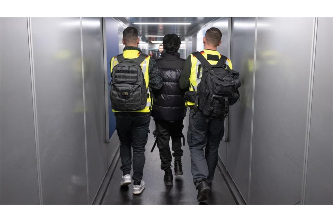 Solche Bilder will Schwarz-Rot jetzt viel öfter produzieren: Hier eine Sammelabschiebung am 25. Februar dieses Jahres. Beamte der Bundespolizei bringen einen Mann in Frankfurt am Main auf einen Abschiebeflug nach Pakistan.
