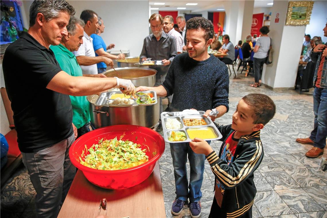 Solche Szenen waren in diesem Jahr nicht möglich: Das abendliche Fastenbrechen im Ramadan konnte wegen der Corona-Ausnahmesituation nicht in der Moschee gefeiert werden – es fand allabendlich zu Hause in den Familien statt. Dort beten, feiern und essen Männer und Frauen gemeinsam, in der Moschee sind Männer und Frauen jeweils für sich. Archivfoto: A. Becher