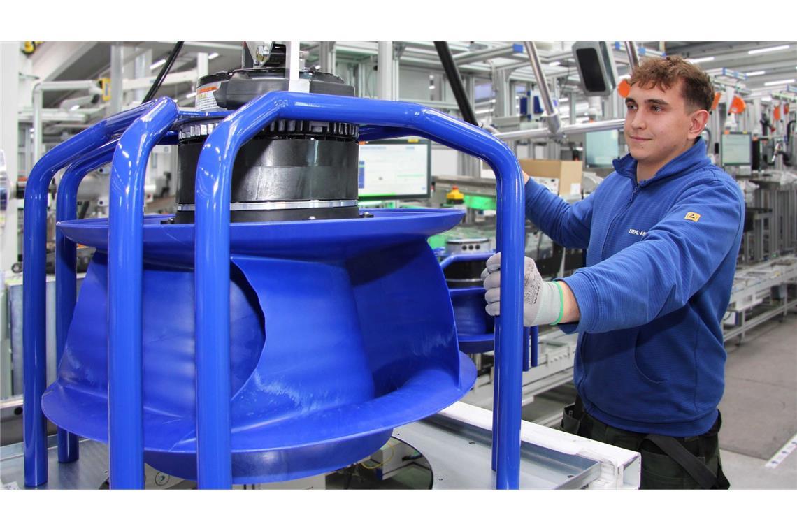 Solche Ventilatoren, wie hier mit Monteur Karol Maczuga im Werk Kupferzell, werden in Rechenzentren eingesetzt.