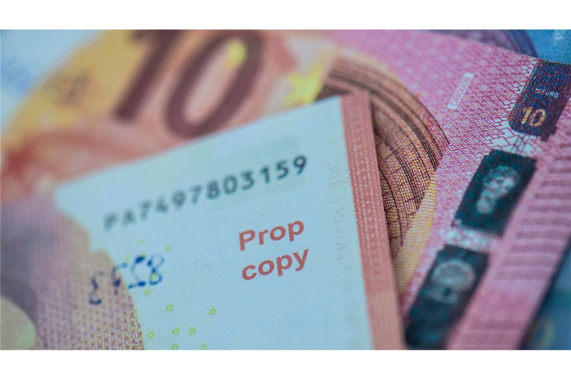 Solches Spielgeld kann man im Internet bestellen, Kriminelle nutzen das aus und versuchen, die Scheine als echte in Umlauf zu bringen. (Archivbild)