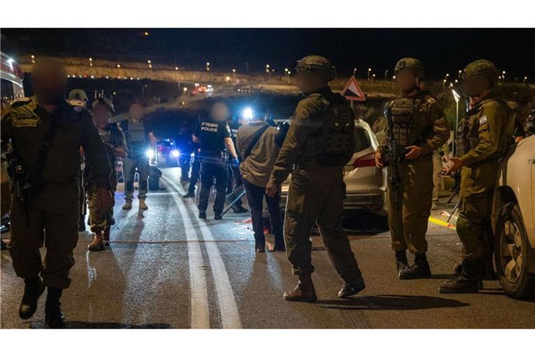 Soldaten am Ort des Anschlags im Westjordanland.
