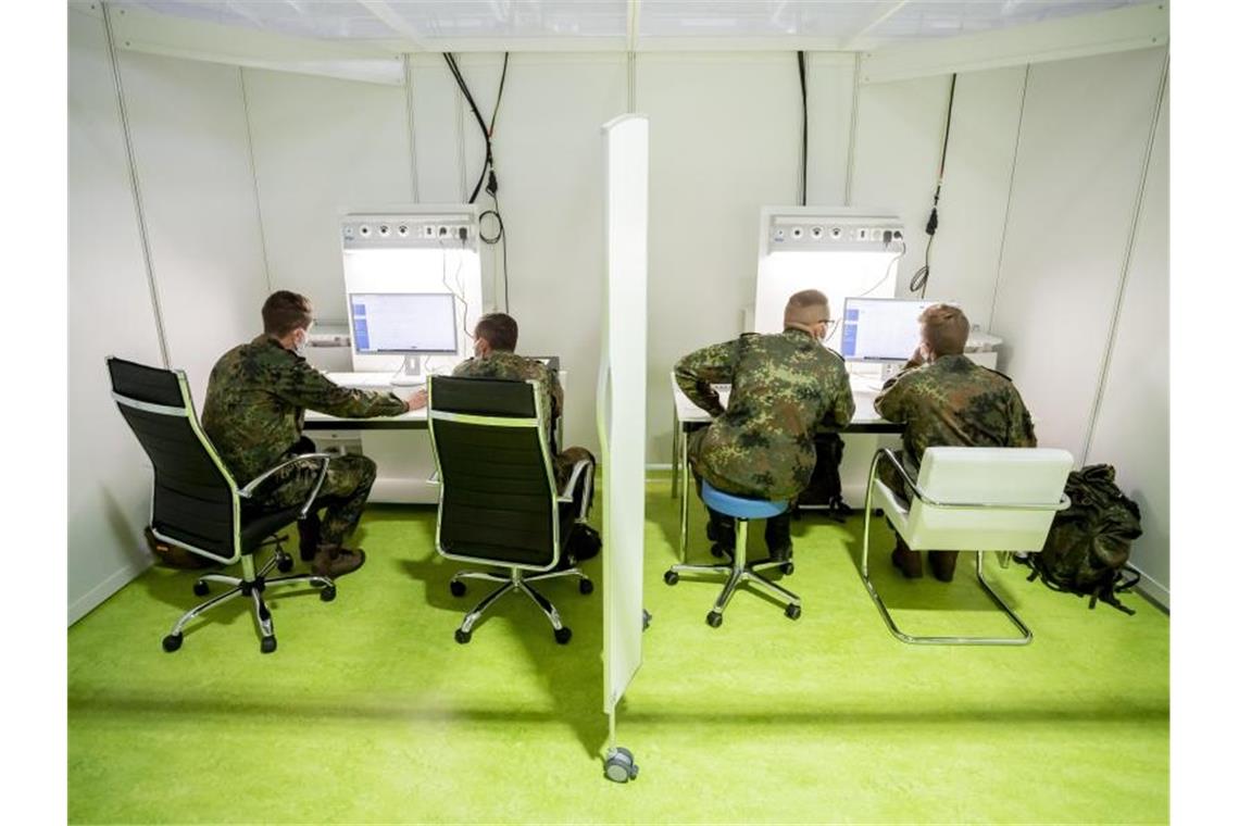 Soldaten arbeiten bereits im temporären Corona-Behandlungszentrum auf dem Berliner Messegelände. Foto: Christoph Soeder/dpa