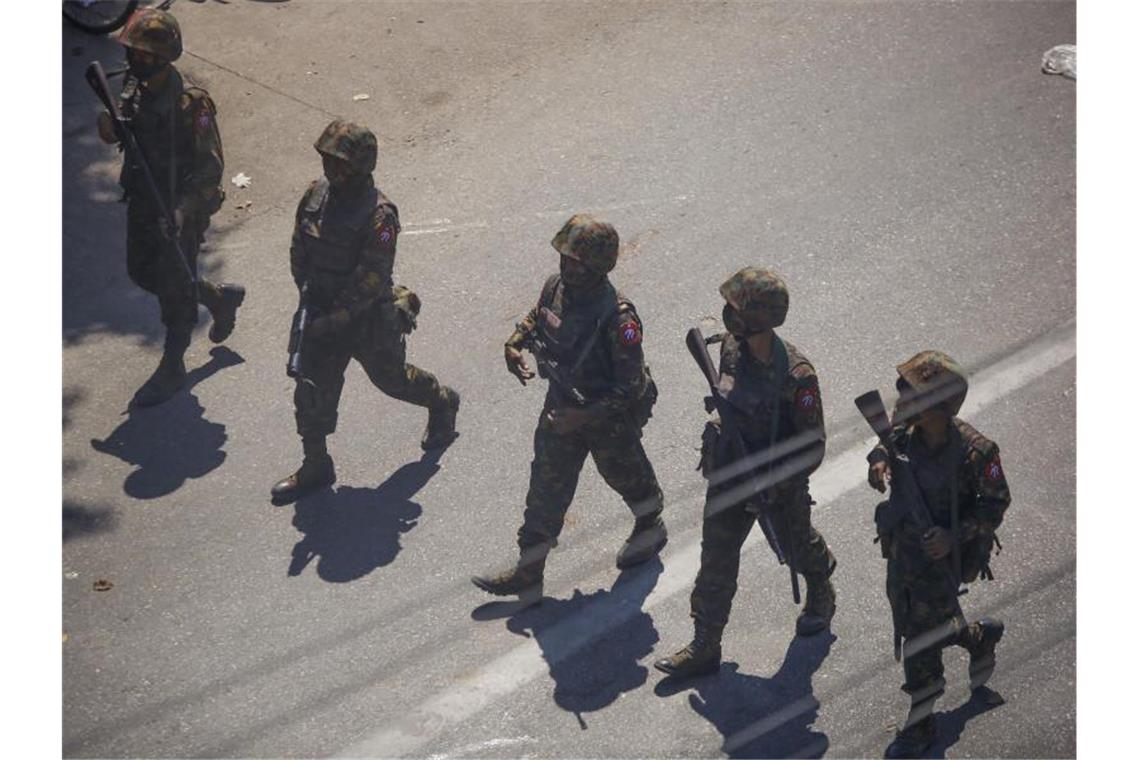 Soldaten auf einer Straße in Yangon. Foto: Str/AP/dpa