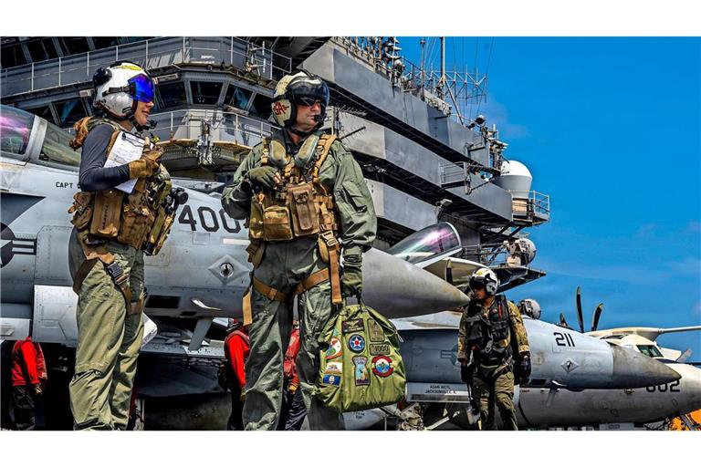 Soldaten bereiten an Bord des Flugzeugträgers USS Abraham Lincoln Kampfjets für eine Mission vor: Imageverlust droht.
