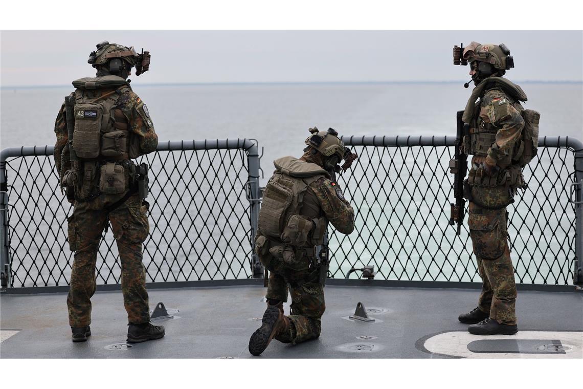 Soldaten bereiten sich auf Ankunft des Bundeskanzlers vor.