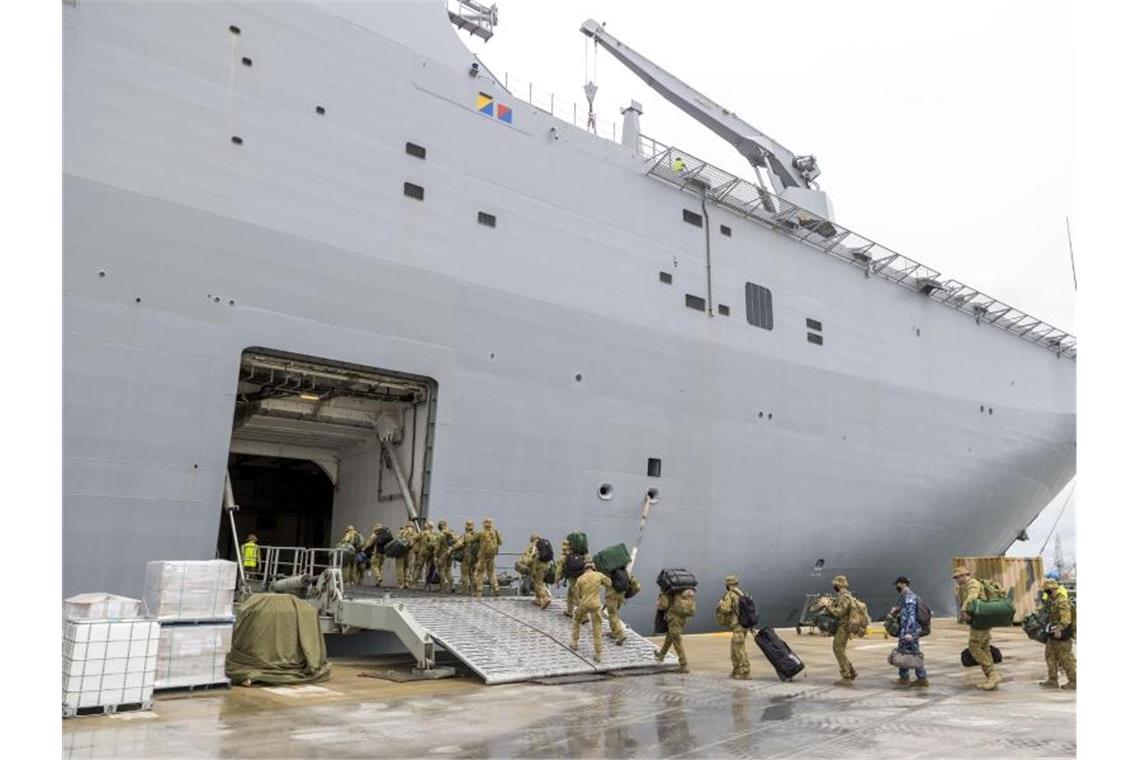 Internationale Hilfslieferungen für Tonga nach Verwüstungen Soldaten betreten im Hafen von Brisbane die HMAS Adelaide bevor sie nach Tonga abreisen. Foto: Robert Whitmore/ADF/AP/dpa