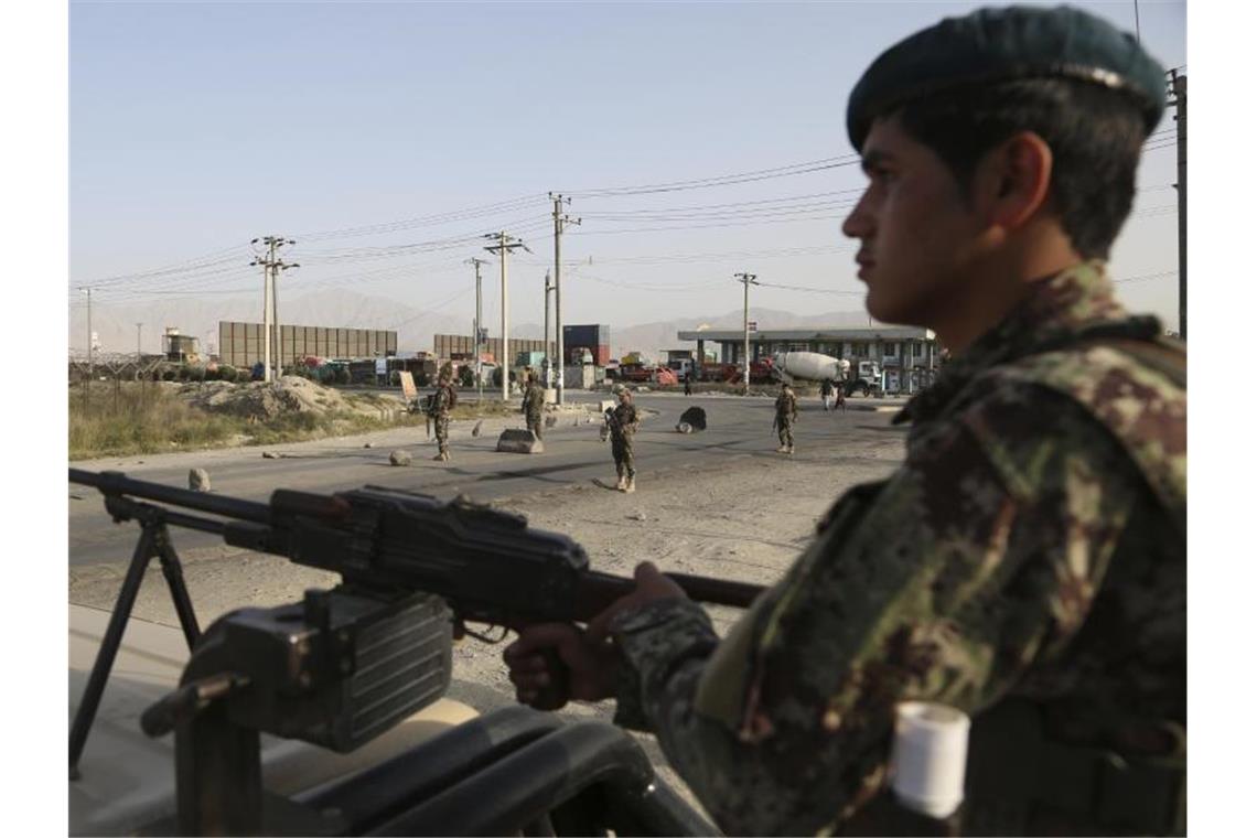 Afghanistan: Siebentägige Deeskalationsphase gestartet Soldaten der afghanischen Nationalarmee stehen an einem Kontrollpunkt in Kabul (Archiv). In Afghanistan läuft eine siebentägige Phase reduzierter Gewalt zwischen den Taliban und den US-Streitkräften. Foto: Rahmat Gul/AP/dpa