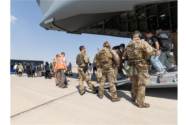 Soldaten der Bundeswehr am „Hub“ im usbekischen Taschkent. Foto: Marc Tessensohn/Bundeswehr/dpa
