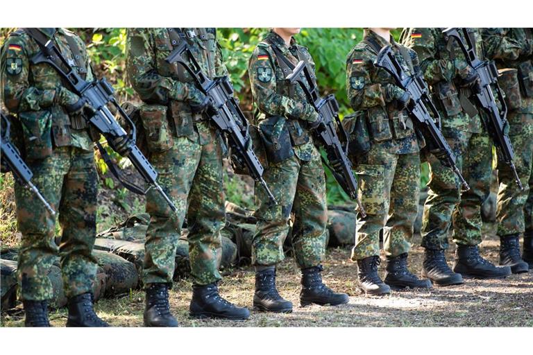 Soldaten der Bundeswehr: Die Truppe könnte nach Angaben von Verteidigungsminister Pistorius um Zehntausende Männer und Frauen aufgestockt werden.