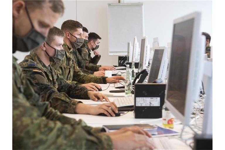 Soldaten der Bundeswehr helfen der Region Hannover bei der Nachverfolgung von Corona-Infektionsketten. Foto: Julian Stratenschulte/dpa