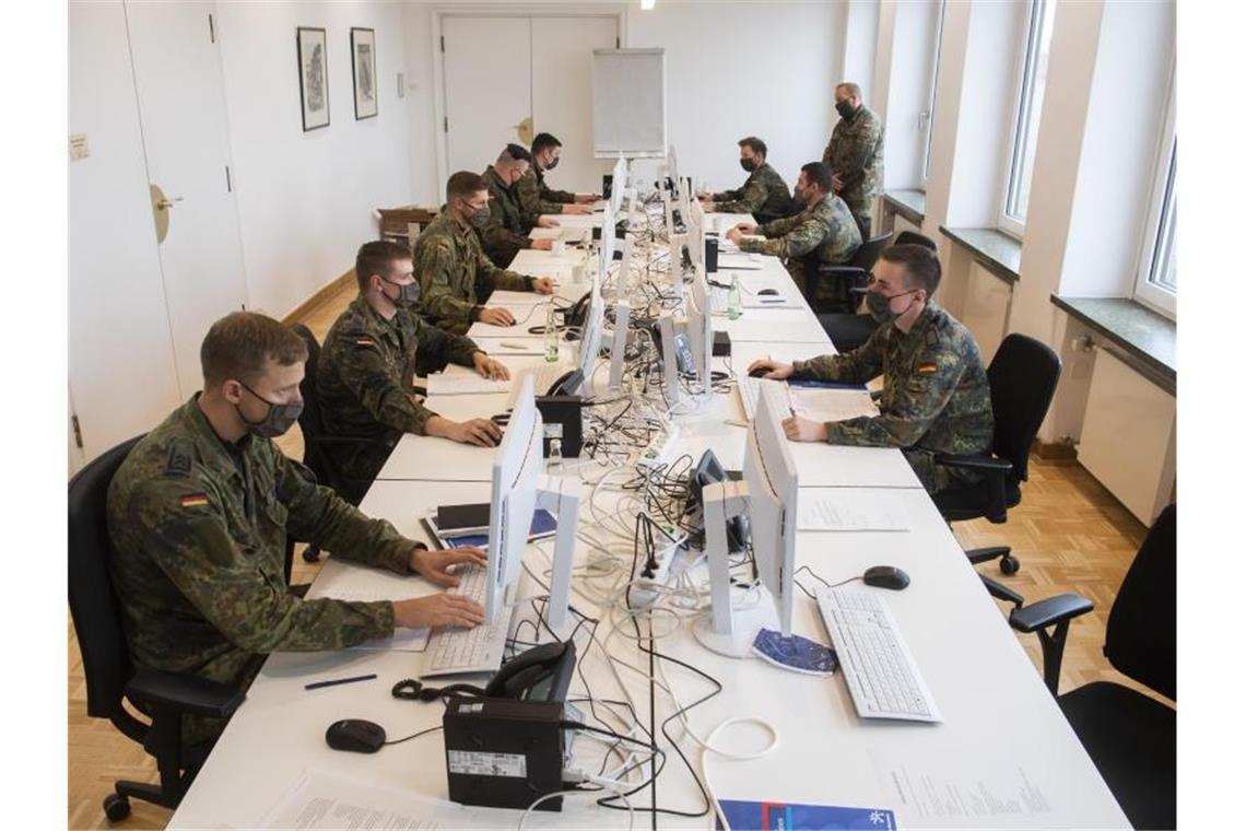 Soldaten der Bundeswehr helfen in der Region Hannover bei der Nachverfolgung von Infektionsketten. Foto: Julian Stratenschulte/dpa