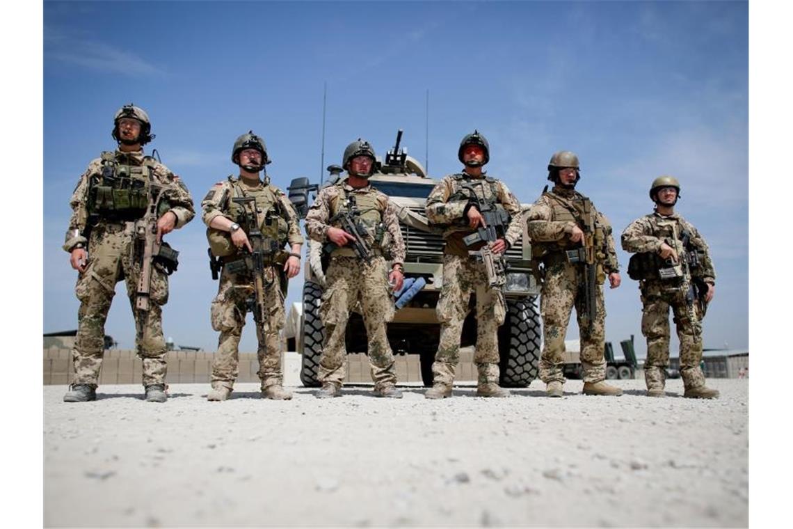 Nato verschiebt Afghanistan-Entscheidung Soldaten der Bundeswehr in einem Feldlager im afghanischen Kundus. Foto: Kay Nietfeld/dpa