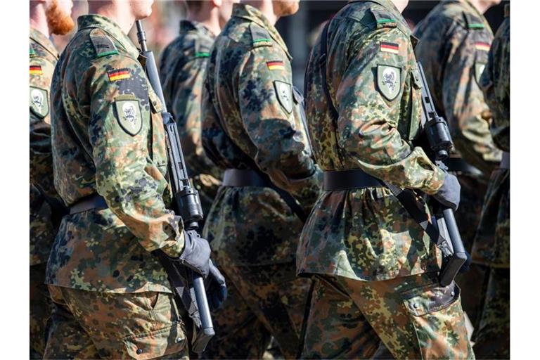 Soldaten der Bundeswehr laufen über den Appellplatz im niedersächsischen Seedorf. Foto: Sina Schuldt/dpa