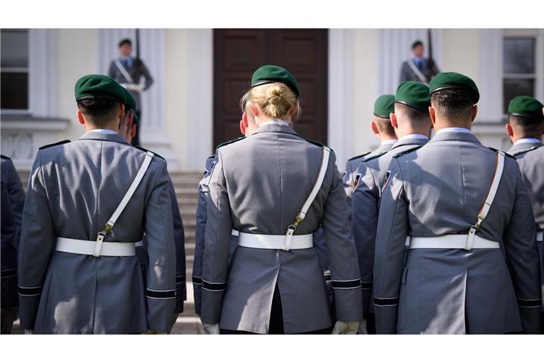 Soldaten der Ehrenformation der Bundeswehr vorm Schloss Bellevue. Künftig findet in Deutschland jeweils am 15. Juni der Nationale Veteranentag statt.