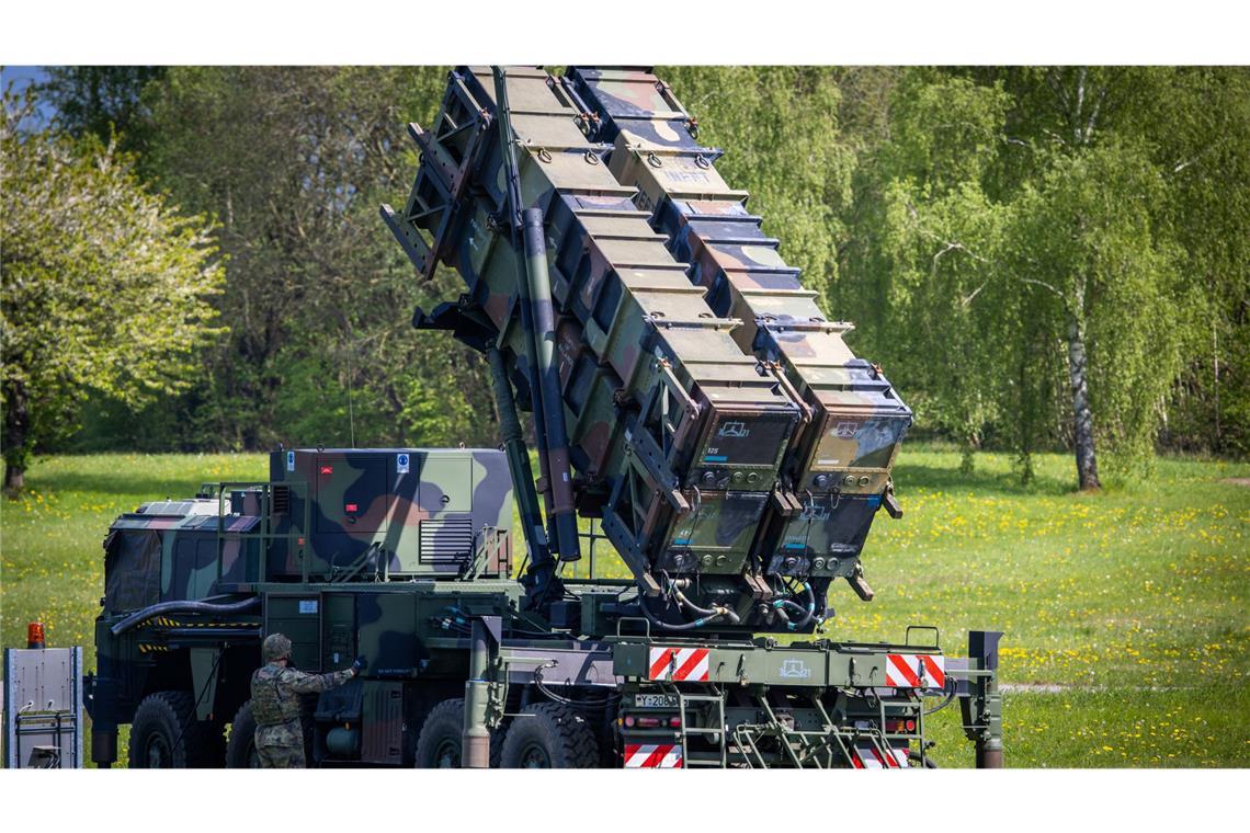 Nato will Verteidigungsfähigkeiten extrem ausbauen Soldaten der Flugabwehrraketengruppe 21 der Luftwaffe der Bundeswehr üben den Aufbau einer Luftverteidigungsstellung. (Archivbild)