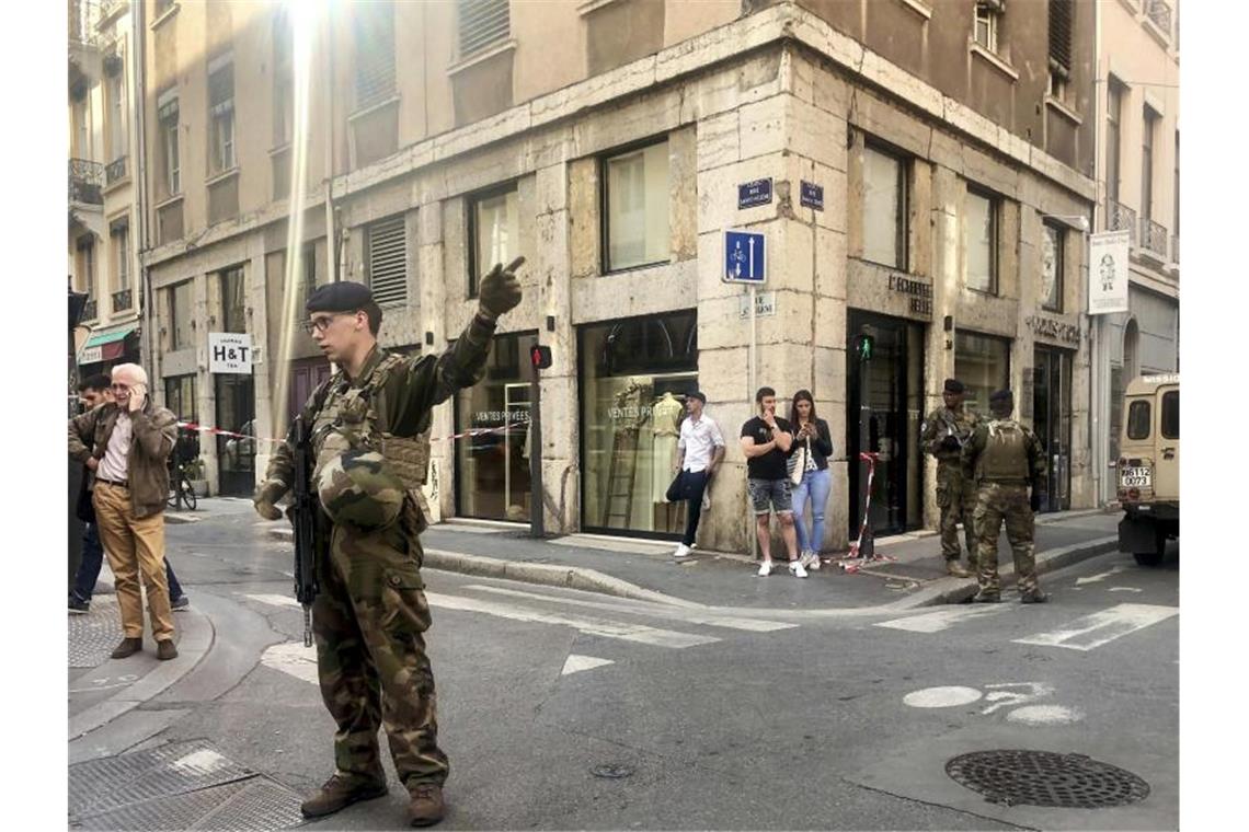 Soldaten der französischen Anti-Terror-Einheit „Vigipirate Mission“ sichern eine Straße in Lyon. Foto: Sebastien Erome/AP