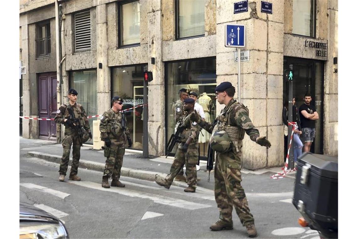 Soldaten der französischen Anti-Terror-Einheit „Vigipirate Mission“ sichern eine Straße in Lyon. Foto: Sebastien Erome/AP