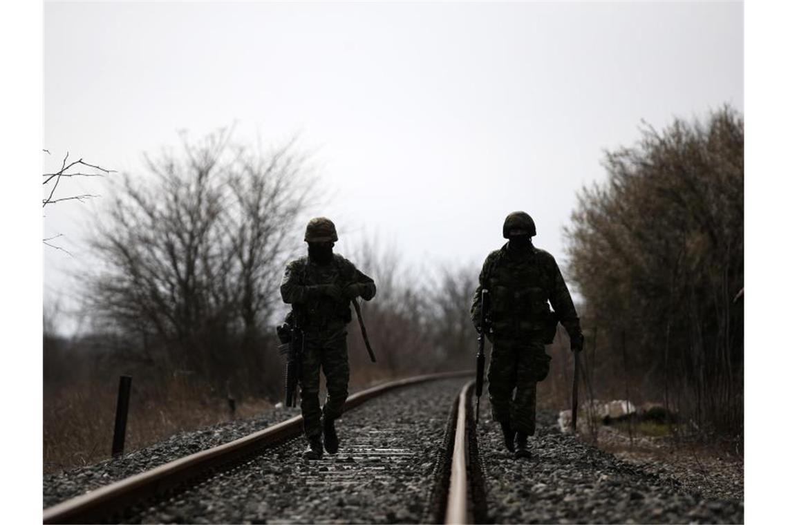 Soldaten der griechische Armee patrouillieren am Bahnhof des Dorfes Kastanies. Foto: Giannis Papanikos/AP/dpa