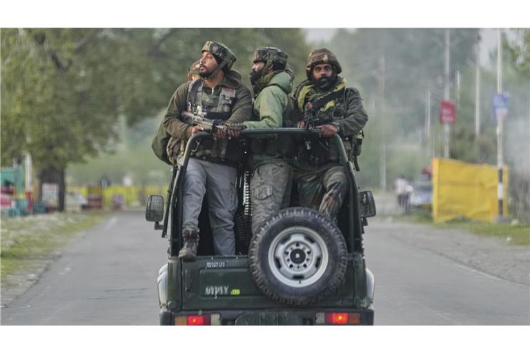 Soldaten der indischen Armee patrouillieren in einem gepanzerten Fahrzeug in der Nähe von Pahalgam im Süden Kaschmirs.