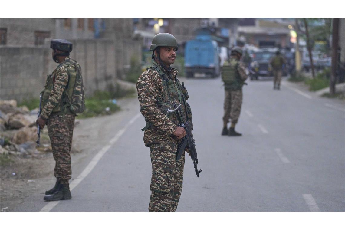 Schusswechsel zwischen indischen und pakistanischen Soldaten in Kaschmir Soldaten der indischen paramilitärischen Streitkräfte stehen in Pampore im Bezirk Pulwama im indisch kontrollierten Kaschmir Wache.