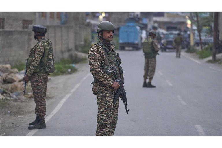 Soldaten der indischen paramilitärischen Streitkräfte stehen in Pampore im Bezirk Pulwama im indisch kontrollierten Kaschmir Wache.