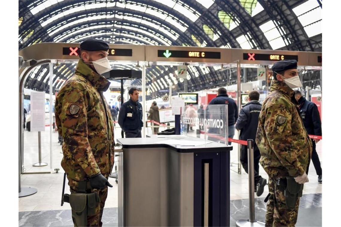 UN-Generalsekretär fordert „Plan wie zu Kriegszeiten“ Soldaten der italienischen Armee am Hauptbahnhof von Mailand. Foto: Claudio Furlan/LaPresse/AP/dpa