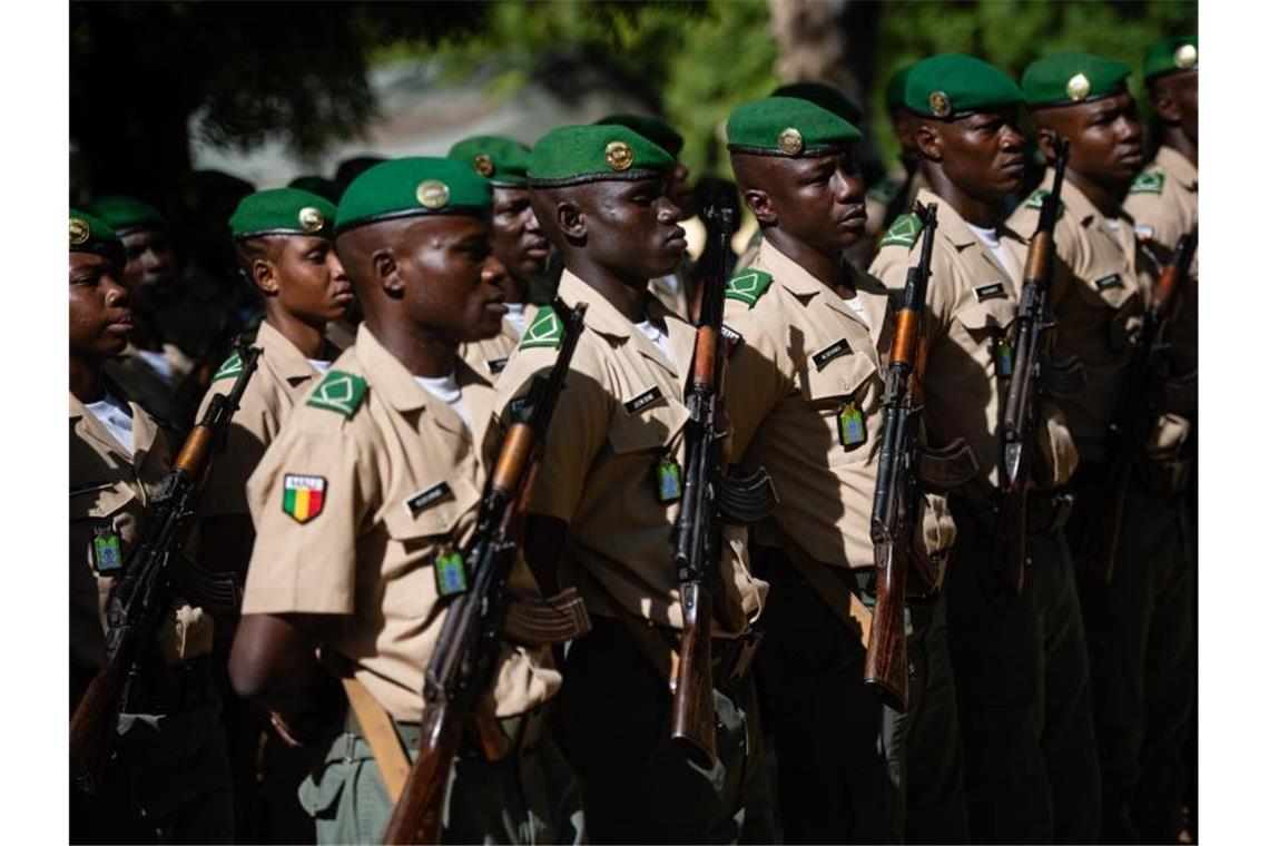 Bundesregierung will Mali-Einsatz ausweiten Soldaten der malischen Streitkräfte treten im EUTM-Ausbildungszentrum an. Foto: Arne Immanuel Bänsch/dpa