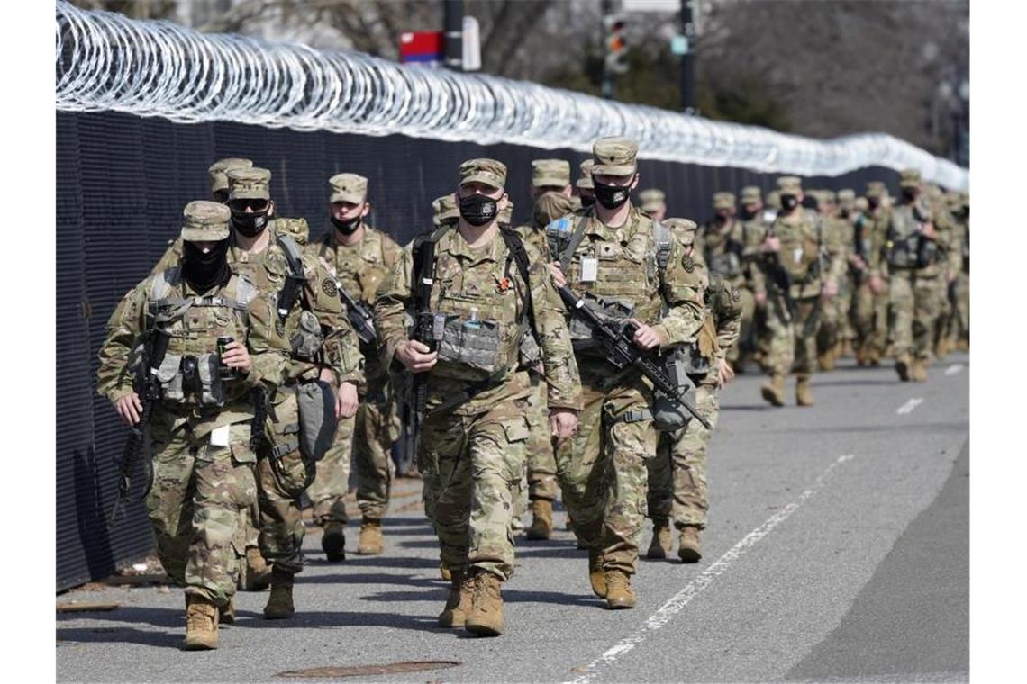 Sorge vor neuem Angriff aufs US-Kapitol - Sitzung abgesagt Soldaten der Nationalgarde patrouillieren entlang eines Sicherheitszauns vor dem US-Kapitol in Washington. Foto: Jacquelyn Martin/AP/dpa