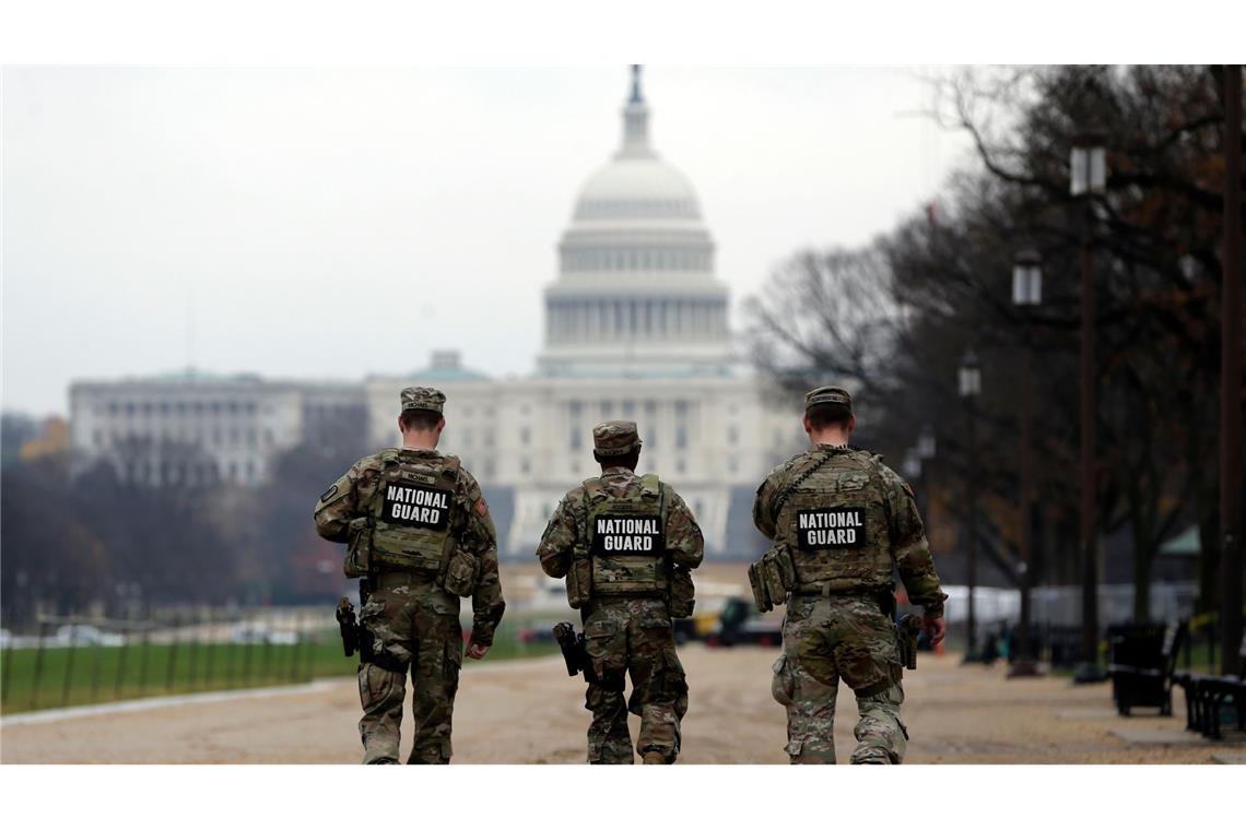 Soldaten der Nationalgarde patrouilliert entlang der National Mall vor dem Kapitol in Washington.