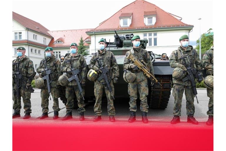 Soldaten der Panzergrenadierbrigade 37 vor einem Schützenpanzer "Marder". Foto: Jan Woitas/dpa-Zentralbild/dpa