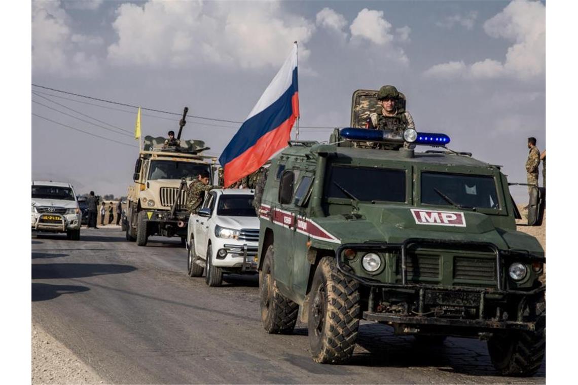 Moskau: YPG vor Ende der Waffenruhe aus Nordsyrien abgezogen Soldaten der russischen Militärpolizei und der Kurdenmiliz YPG in Nordsyrien. Foto: Baderkhan Ahmad/AP/dpa