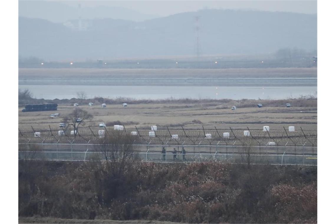 Soldaten der südkoreanischen Armee patrouillieren entlang eines Stacheldrahtzauns an der Grenze zu Nordkorea. Foto: Ahn Young-Joon/AP/dpa/Archiv