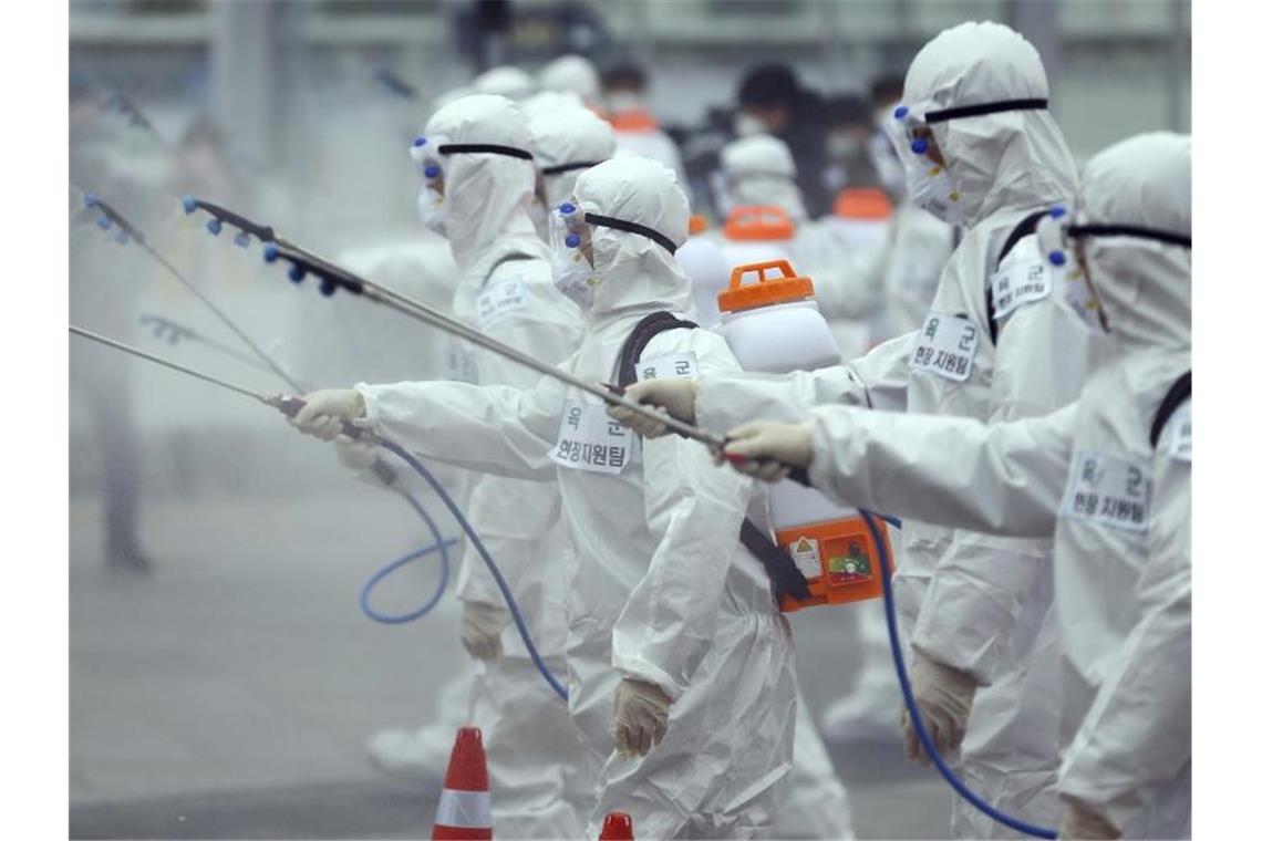 Soldaten der südkoreanischen Armee versprühen Desinfektionsmittel. Die Zahl der Infektionsfälle in Südkorea ist binnen 24 Stunden um fast 600 gestiegen. Foto: Kim Hyun-Tai/YONHAP/AP/dpa
