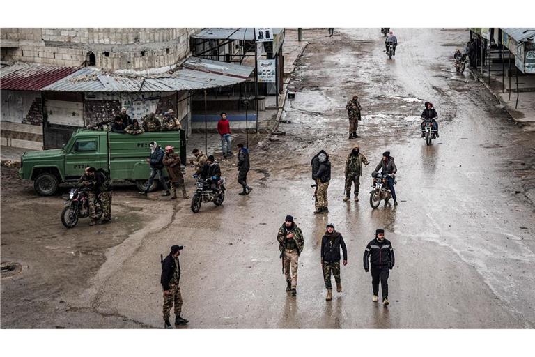 Soldaten der syrischen Armee am Samstag in der Stadt Deir Hafir. Die Armee hat dort nach eigenen Angaben die Kontrolle von kurdischen Kräften übernommen.