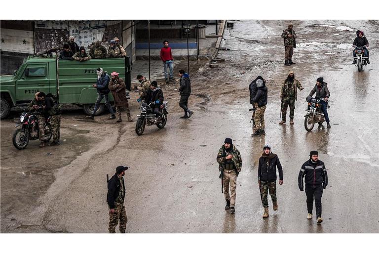 Soldaten der syrischen Armee am Samstag in der Stadt Deir Hafir. Die Armee hat dort nach eigenen Angaben die Kontrolle von kurdischen Kräften übernommen.